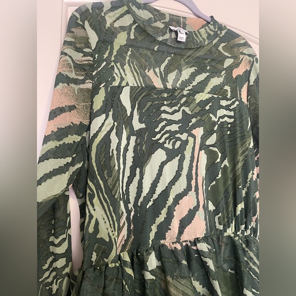River Island Plus Green and Tan Patterned Top - Picture 2 of 3